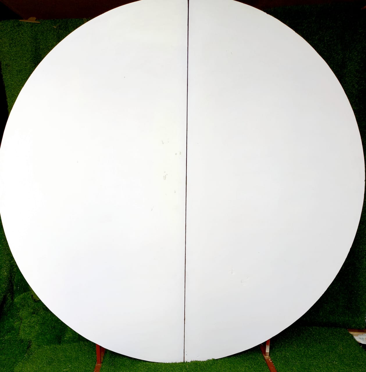 White 
Diameter : 7 Feet