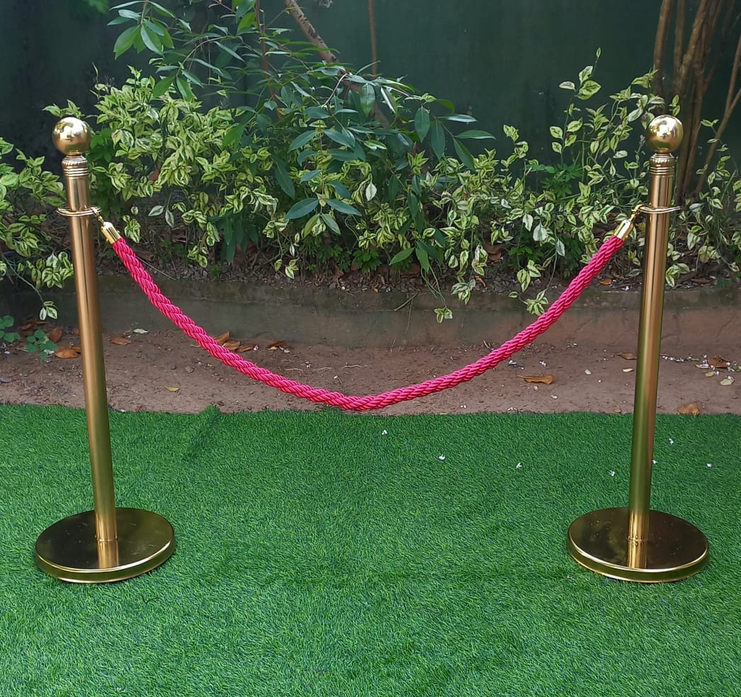 Gold Queue Pole ( 2 poles and Red rope)