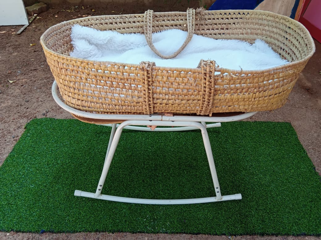 Moses basket with metal stand